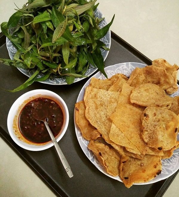 A portion of banh trang cha. Photo by VnExpress/Honganh.