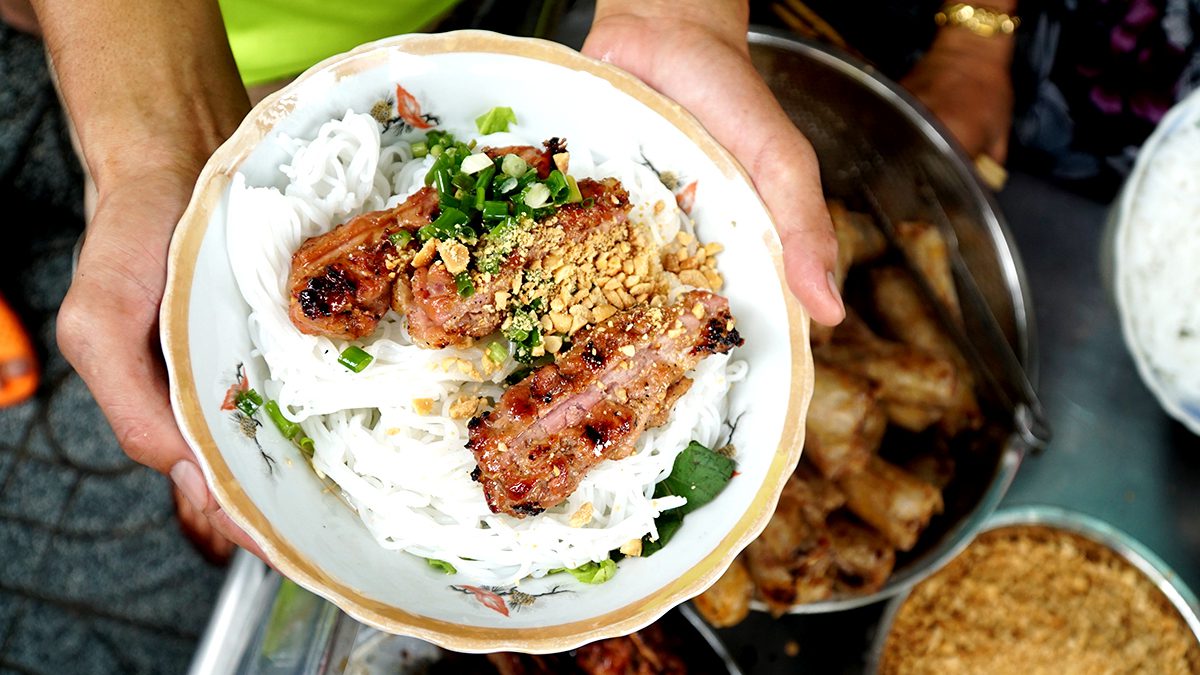 Ms. Tuyens shop is a popular address in Ho Chi Minh for rice noodles with grilled pork. Photo by VnExpress/Di Vy.