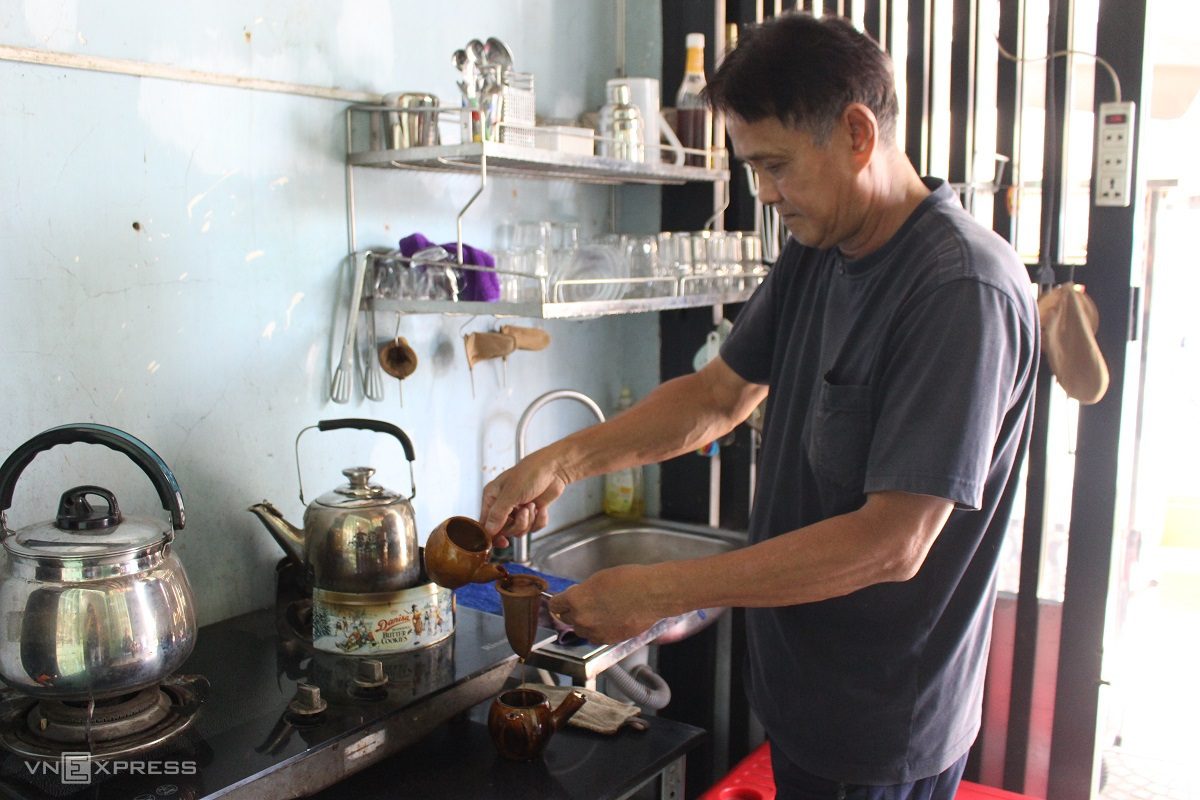 The owner uses two pots to make coffee for customers, but only serves from one. Photo by VnExpress/Huynh Nhi.