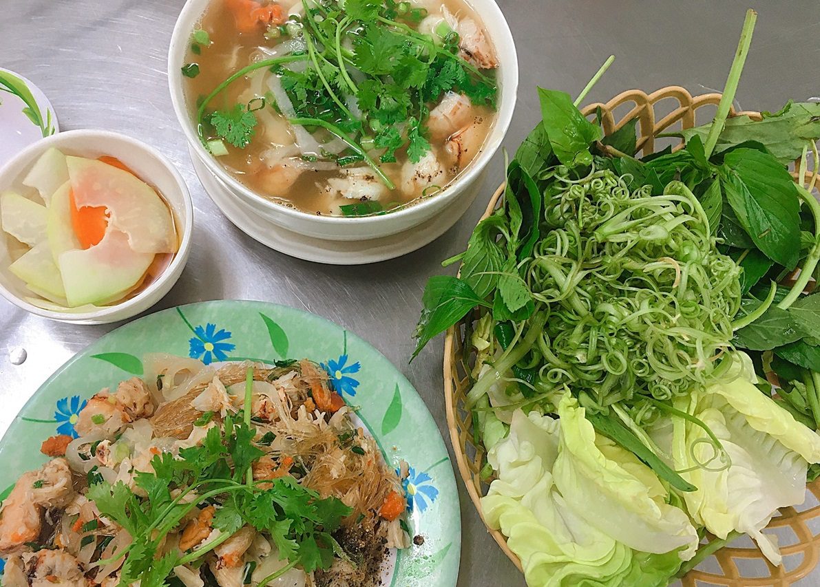 Crab noodle soup and sauteed crab noodles at the shop at 84 Dinh Tien Hoang Street, Ho Chi Minh. Photo by VnExpress/Vi Yen.