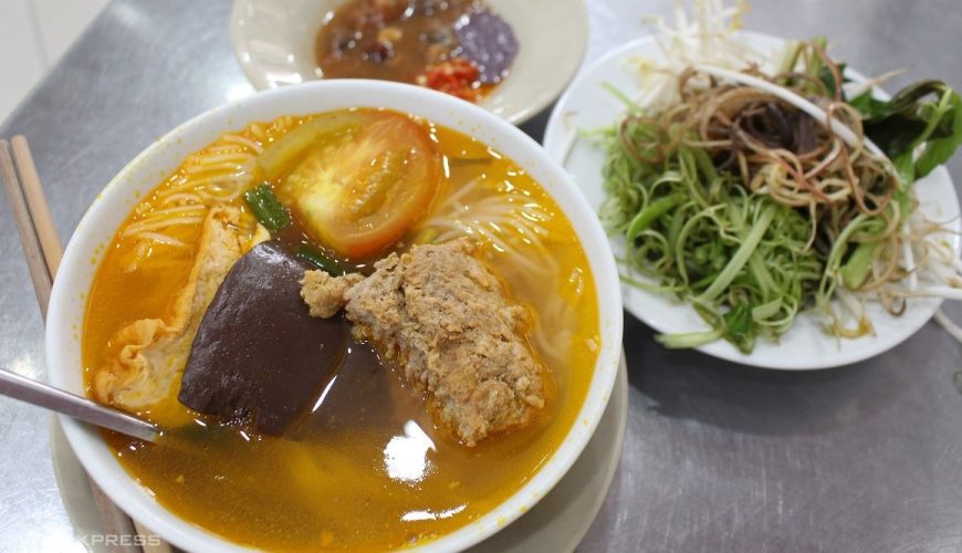 A bowl of crap noodle soup at Bun Rieu Ganh in Ho Chi Minh. Photo by VnExpress/Huynh Nhi.