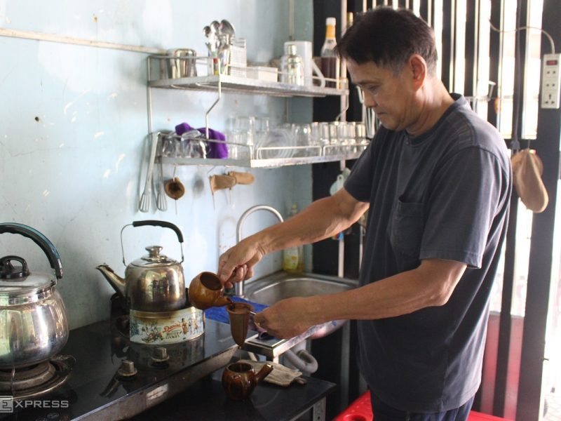 The owner uses two pots to make coffee for customers, but only serves from one. Photo by VnExpress/Huynh Nhi.