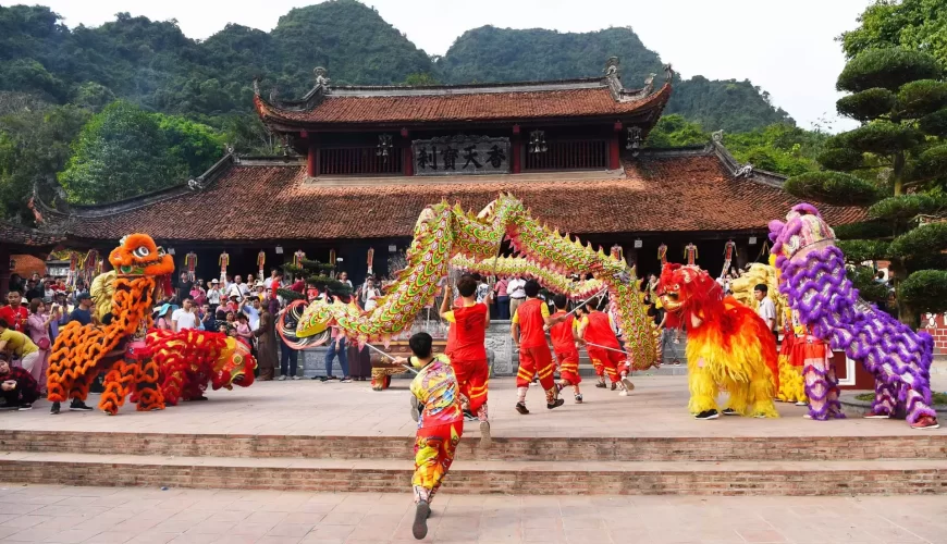 Lion dancing performance in front of Thien Tru Pagoda