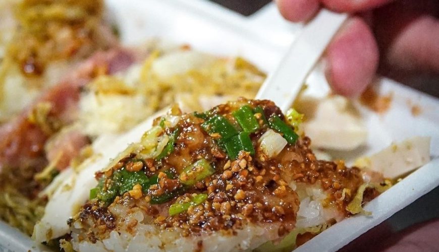 Sticky rice box soaked in oyster sauce. Photo: foodholicvn.