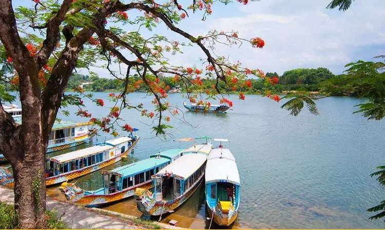 Perfume river connecting Hue city and Hue Citadel
